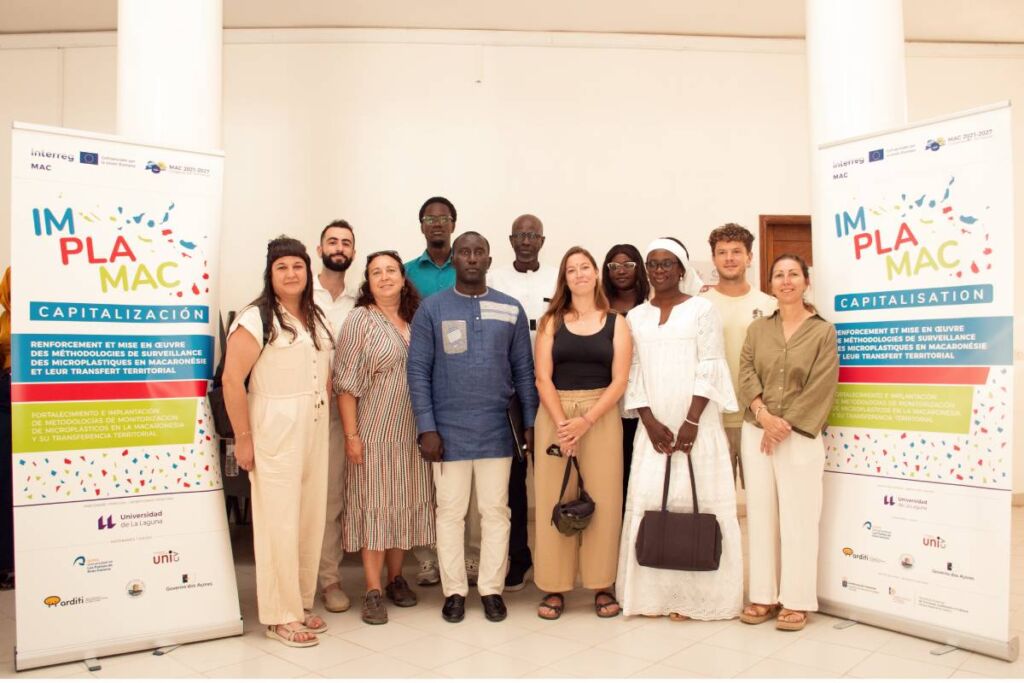 La representante de la ULL, Cintia Hernández (la segunda por la izquierda en la primera fila), junto al resto de personas participantes de las diferentes instituciones presentes este acto celebrado en Sanar (Senegal).