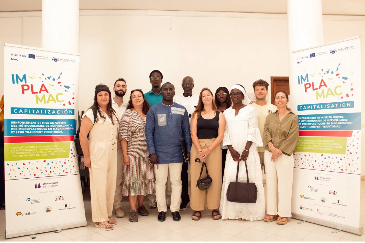 La representante de la ULL, Cintia Hernández (la segunda por la izquierda en la primera fila), junto al resto de personas participantes de las diferentes instituciones presentes este acto celebrado en Sanar (Senegal).
