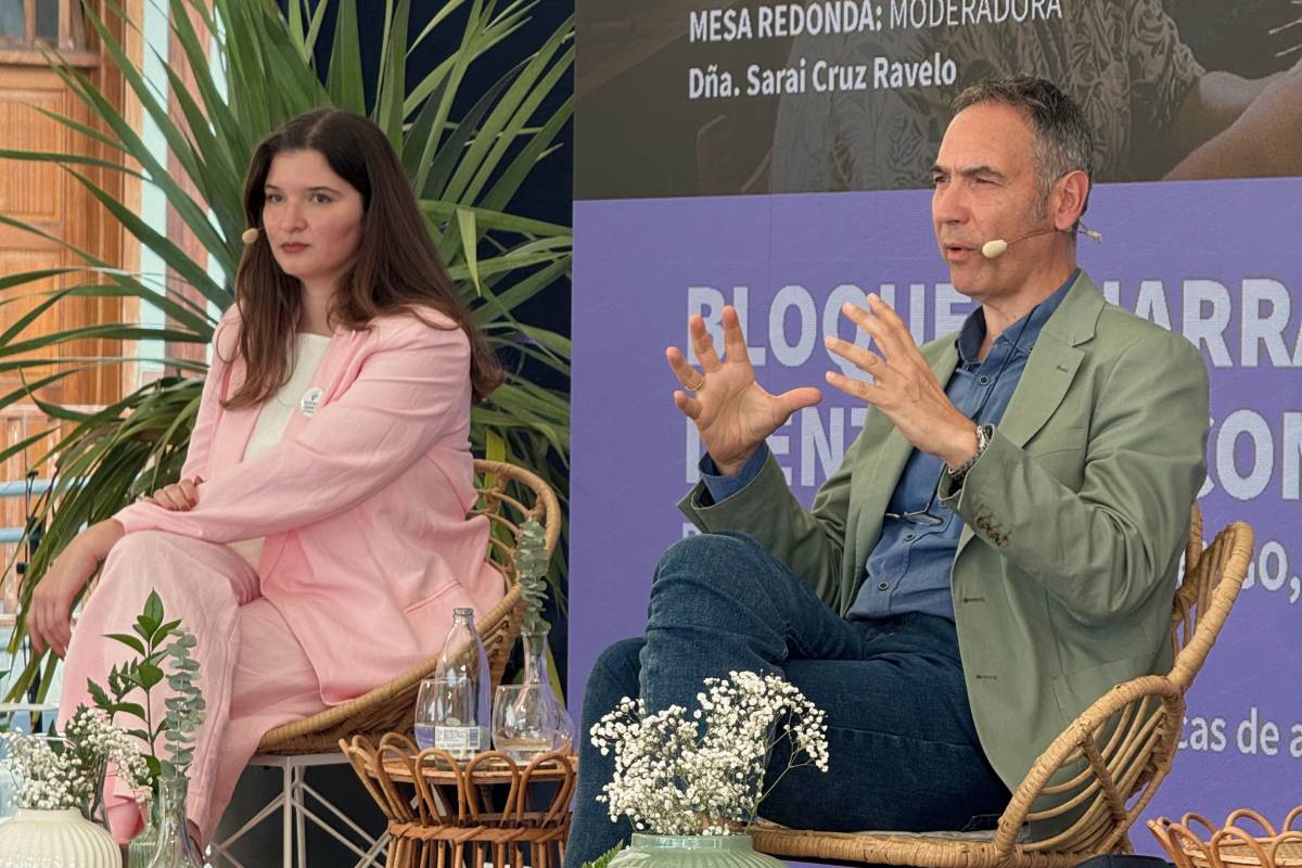 Vicente Zapata, durante su presentación del Proyecto Aridane, junto a otra de la intervinientes en la mesa redonda, Ianna Luna.