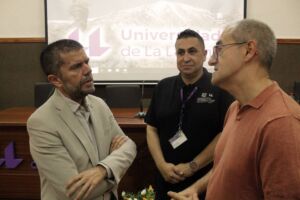El rector Francisco García charló con Lorenzo y Otero en su visita del 30 de junio. 