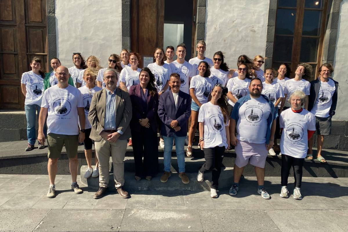 Foto de grupo de las personas participantes en este seminario sobre los efectos de la acidificación oceánica en la sede del OMCC en el Faro de Fuencaliente.