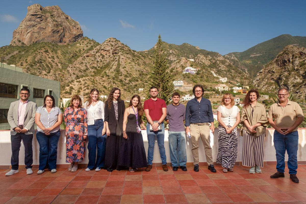 Foto de grupo de las autoridades y estudiantes participantes en este Tagoror de Saberes 2026 celebrado en Vallehermoso, y que ha dado inicio al Campus La Gomera 2026.