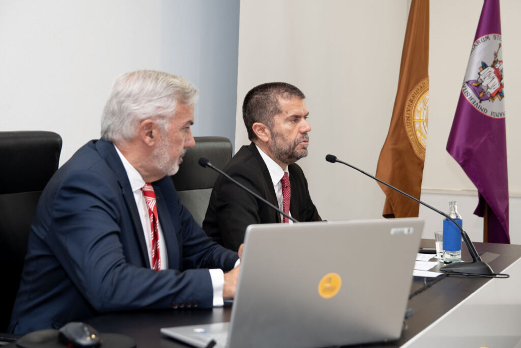Lluís Serra (ULPGC) y Francisco García (ULL) durante la rueda de prensa sobre la propuesta de financiación del ejecutivo autonómico que ha tenido lugar en Las Palmas de Gran Canaria.