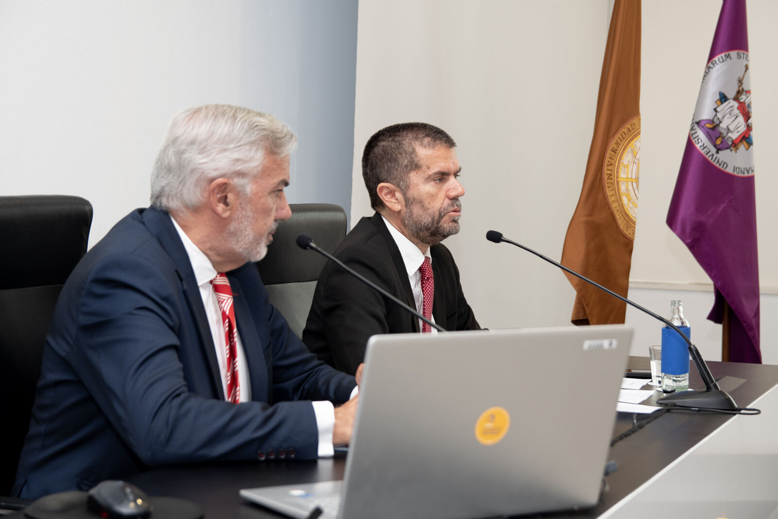 Lluís Serra (ULPGC) y Francisco García (ULL) durante la rueda de prensa sobre la propuesta de financiación del ejecutivo autonómico que ha tenido lugar en Las Palmas de Gran Canaria.