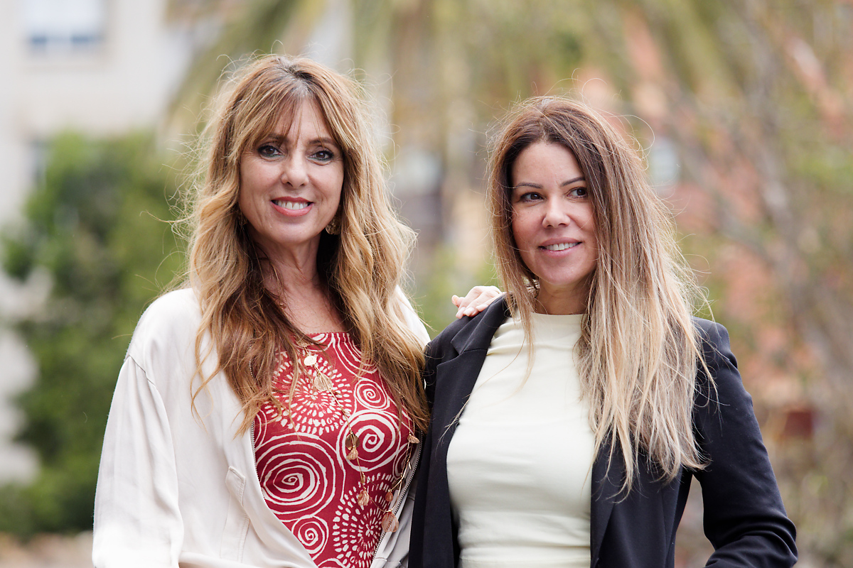 Ana Isabel González (i) y Amanda Negrín (d). (Sara Darias e Inmaculada Fernández, las otras entrevistadas para este reportaje, no pudieron acudir el día de la fotografía por razones de agenda).