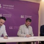 El presidente del clúster, Federico Cuyás, y el rector, Francisco García, firman el protocolo acompañados por el viceconsejero Eduardo García.