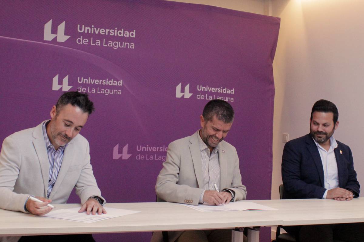 El presidente del clúster, Federico Cuyás, y el rector, Francisco García, firman el protocolo acompañados por el viceconsejero Eduardo García.