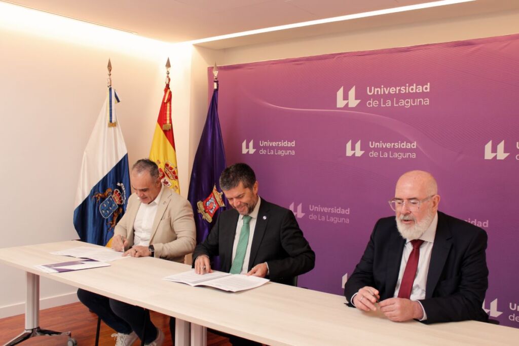 Firma del convenio entre al ULL, el Comisionado REF de Canarias y CEOE Tenerife el pasado 11 de mayo, fruto del cual surgen estos premios.