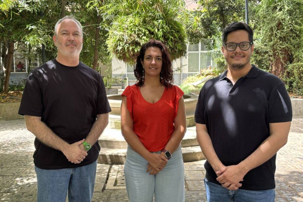 Cristo Rodríguez López, Elena Pérez González y Carlos Cañizares Gutiérrez, el personal de la OTC de la institución que ha realizado estas estancias en centros sudamericanos.