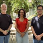 Cristo Rodríguez López, Elena Pérez González y Carlos Cañizares Gutiérrez, el personal de la OTC de la institución que ha realizado estas estancias en centros sudamericanos.