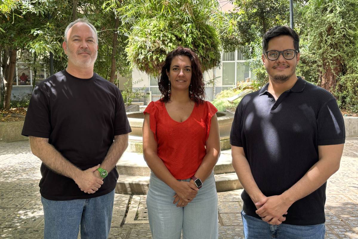 Cristo Rodríguez López, Elena Pérez González y Carlos Cañizares Gutiérrez, el personal de la OTC de la institución que ha realizado estas estancias en centros sudamericanos.