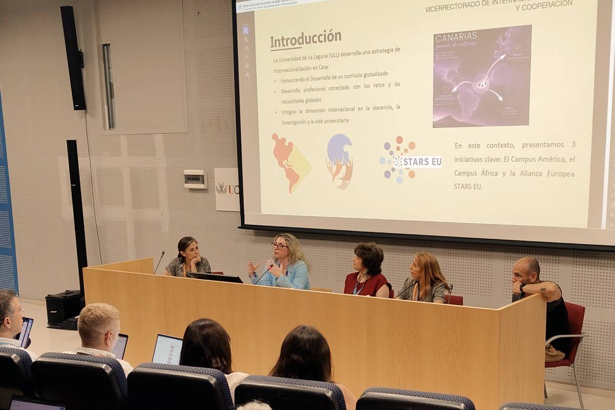 La directora de secretariado Sara González (de azul) durante su intervención en estas jornadas sobre Internacionalización en Casa celebradas en la Universidad de Cádiz.