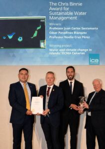 Juan Carlos Santamarta (ULL), David Porter (presidente del ICE), César Paradinas (FICLIMA) y Chris, Binnie ingeniero que da nombre al galardón, en la entrega celebrada en Londres.