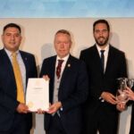 Juan Carlos Santamarta (ULL), David Porter (presidente del ICE), César Paradinas (FICLIMA) y Chris, Binnie ingeniero que da nombre al galardón, en la entrega celebrada en Londres.