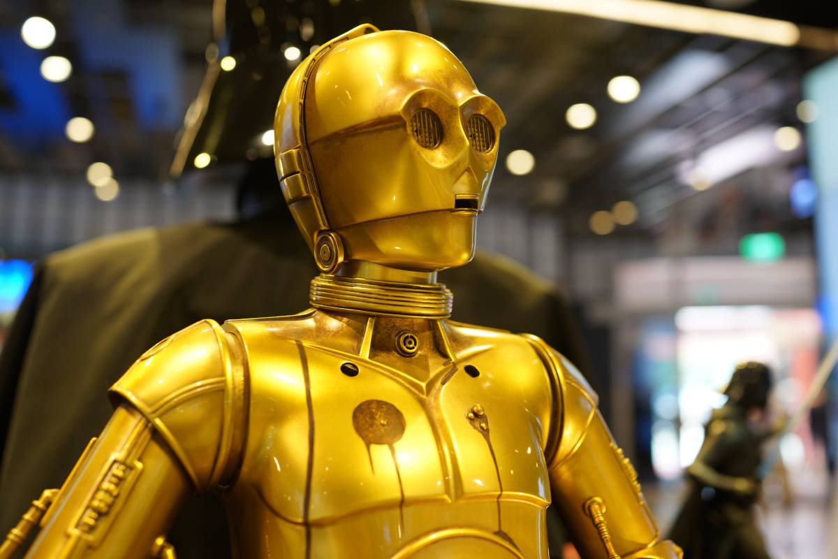El personaje de Star Wars C3PO es uno de los ejemplos de ciencia ficción utilizados en el artículo como modelo de inteligencia artificial mediadora.