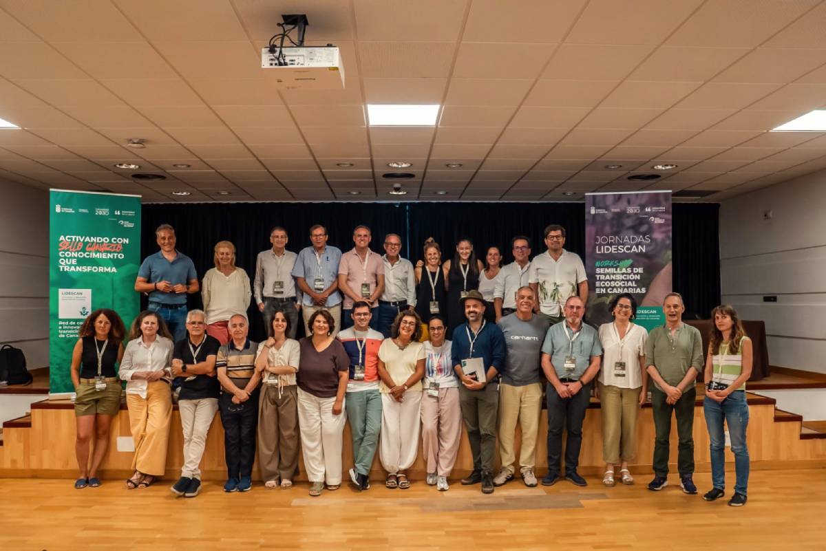 Foto de familia de las personas participantes en este taller de desarrollo ecosocial impulsado por el proyecto interuniversitario LIDESCAN.