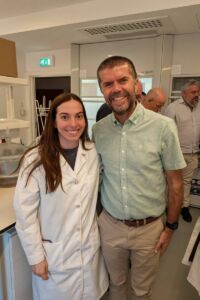 El rector con la investigadora postdoc Ruth Martínez.