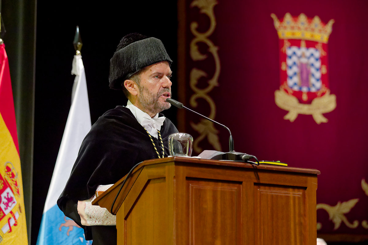 El rector, Francisco J. García Rodríguez, durante su discurso.