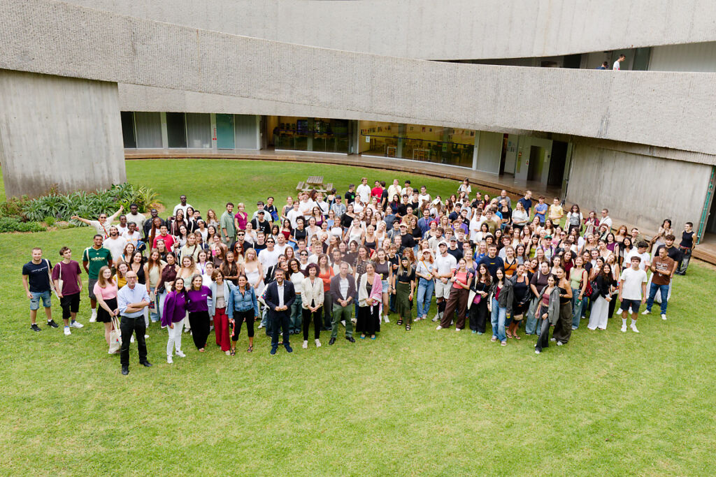 La bienvenida al alumnado de programas de movilidad nacionales e internacionales se ha celebrado nuevamente en la Facultad de Bellas Artes, en un acto con formato de feria informativa y lúdica.