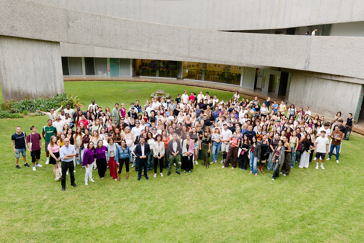 La bienvenida al alumnado de programas de movilidad nacionales e internacionales se ha celebrado nuevamente en la Facultad de Bellas Artes, en un acto con formato de feria informativa y lúdica.