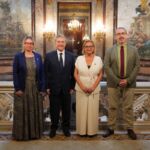 Presentación de Campus América en la sede madrileña de la Casa América. De izquierda a derecha, la directora de secretariado Sara González; el embajador de Chile, Juan Antonio Coloma; la vicerrectora Inmaculada González; y el director de secretariado Roberto González.