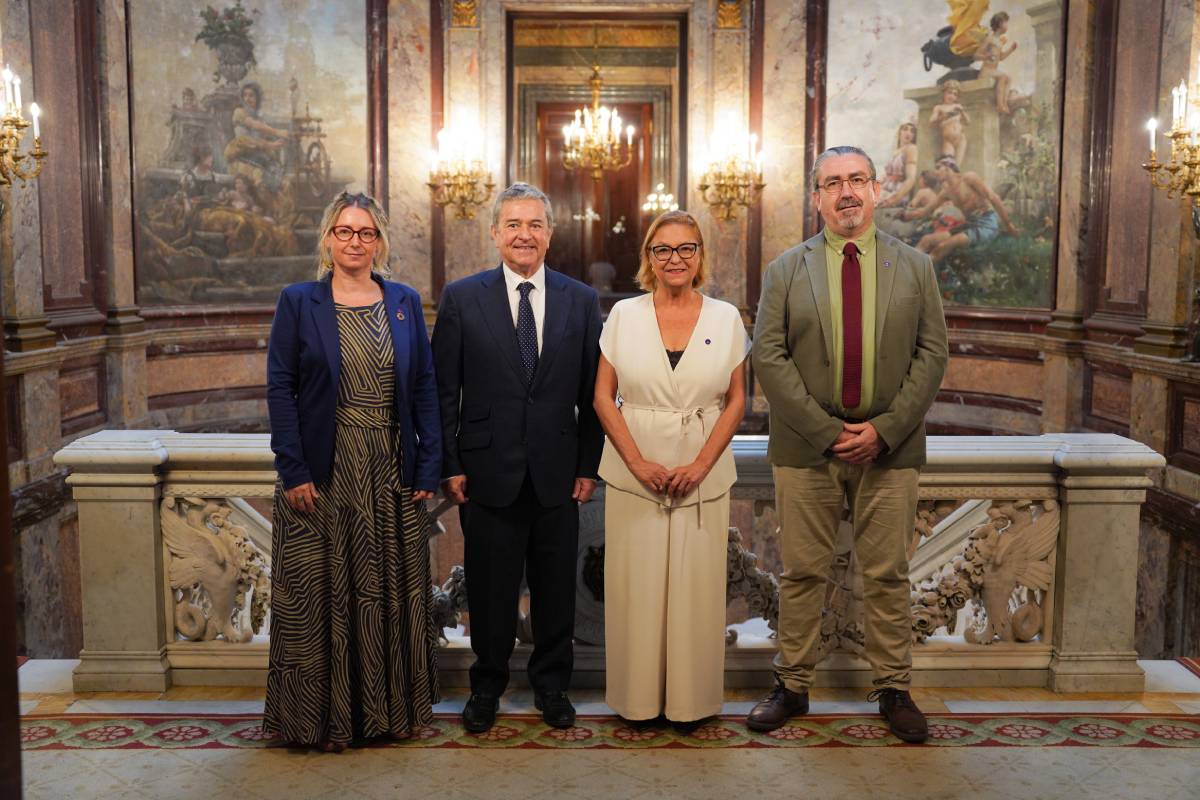 Presentación de Campus América en la sede madrileña de la Casa América. De izquierda a derecha, la directora de secretariado Sara González; el embajador de Chile, Juan Antonio Coloma; la vicerrectora Inmaculada González; y el director de secretariado Roberto González.