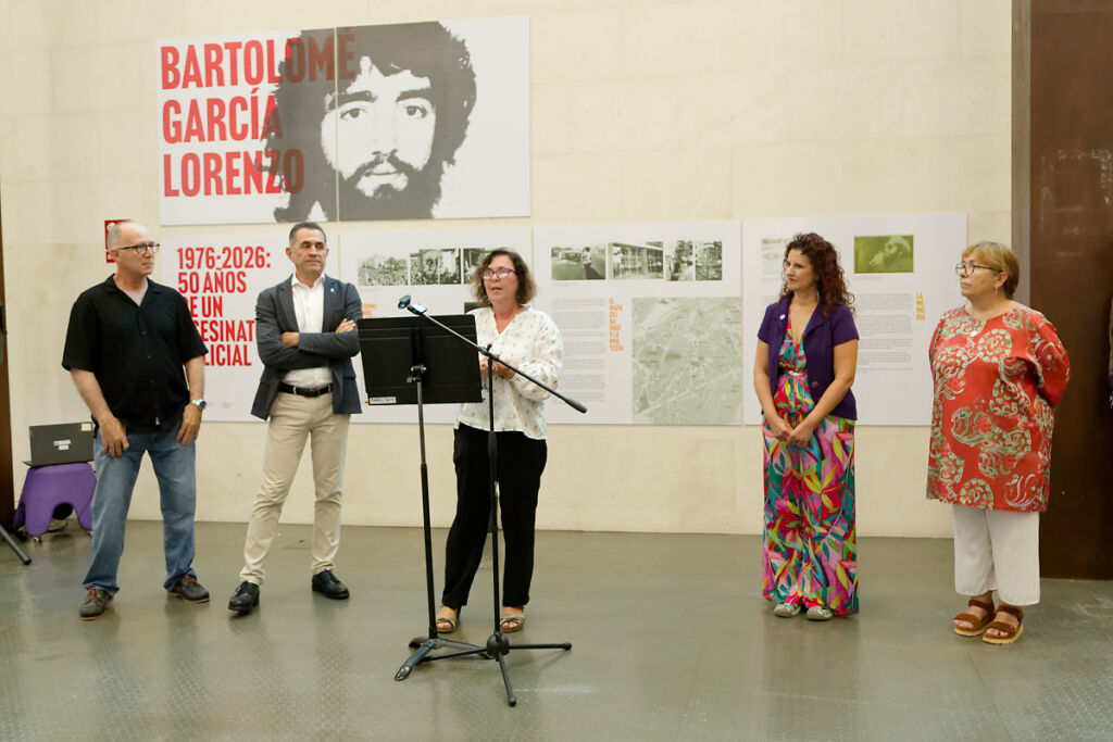 Domingo Garí, Miguel Ángel Clavijo, Paqui Rivero, Isabel León y Soledad Jacobe en la inauguración de esta exposición conmemorativa del cincuentenario del asesinato de Bartolomé García Lorenzo.