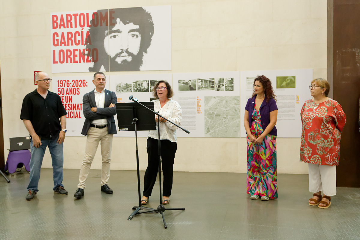 Domingo Garí, Miguel Ángel Clavijo, Paqui Rivero, Isabel León y Soledad Jacobe en la inauguración de esta exposición conmemorativa del cincuentenario del asesinato de Bartolomé García Lorenzo.