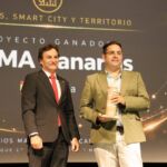 Juan Carlos Santamarta recogió el galardón de manos de Agustín González, Director General de Andalucía Global.
