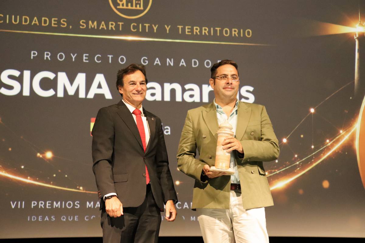 Juan Carlos Santamarta recogió el galardón de manos de Agustín González, Director General de Andalucía Global.
