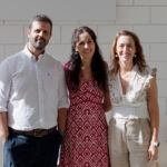 La nueva doctora Yaiza Pérez, rodeada por Romén Carrillo y Jimena Scoccia, que han dirigido esta tesis sobre estrategias químicas para tratar de manera selectiva el cáncer de colon.