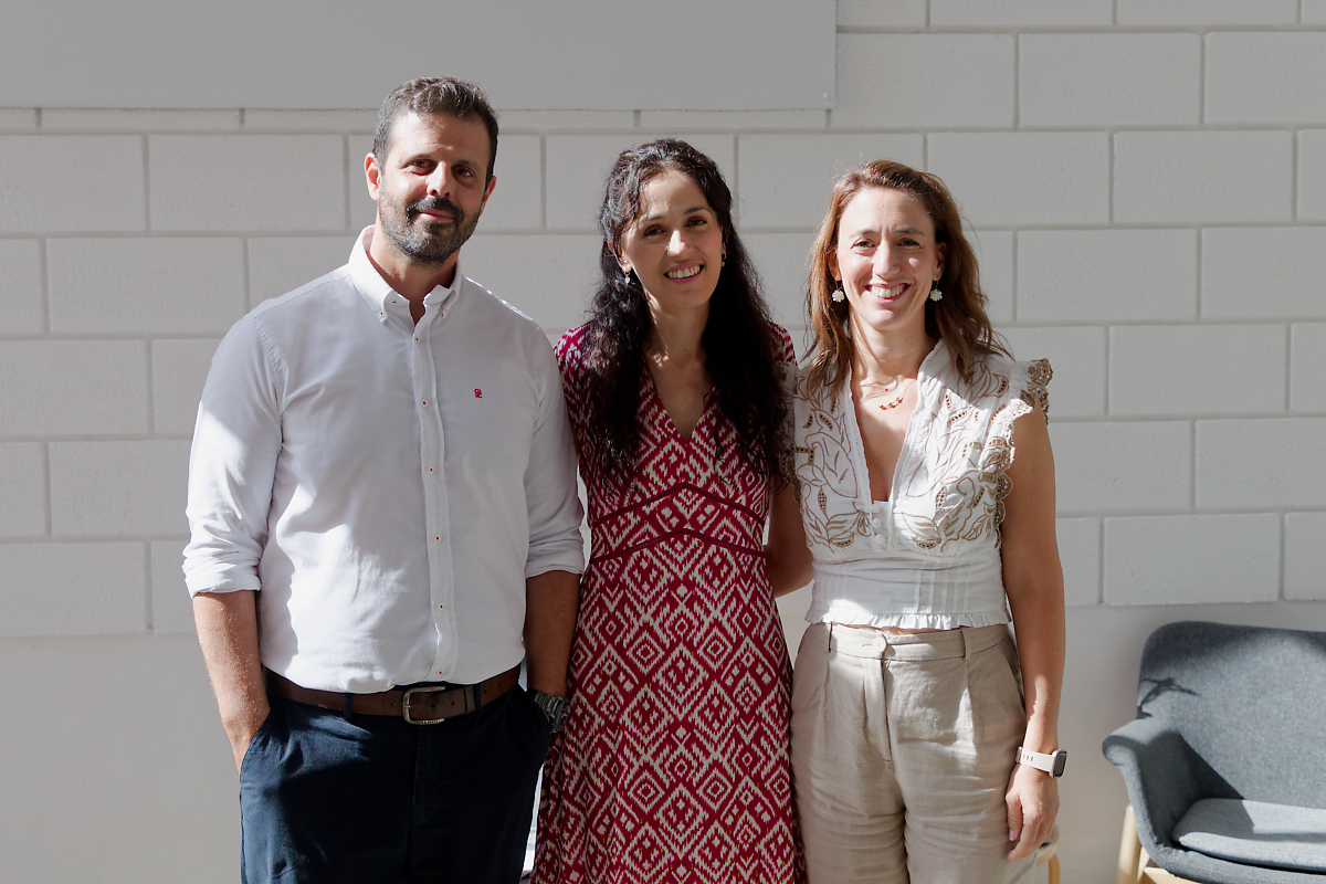 La nueva doctora Yaiza Pérez, rodeada por Romén Carrillo y Jimena Scoccia, que han dirigido esta tesis sobre estrategias químicas para tratar de manera selectiva el cáncer de colon.