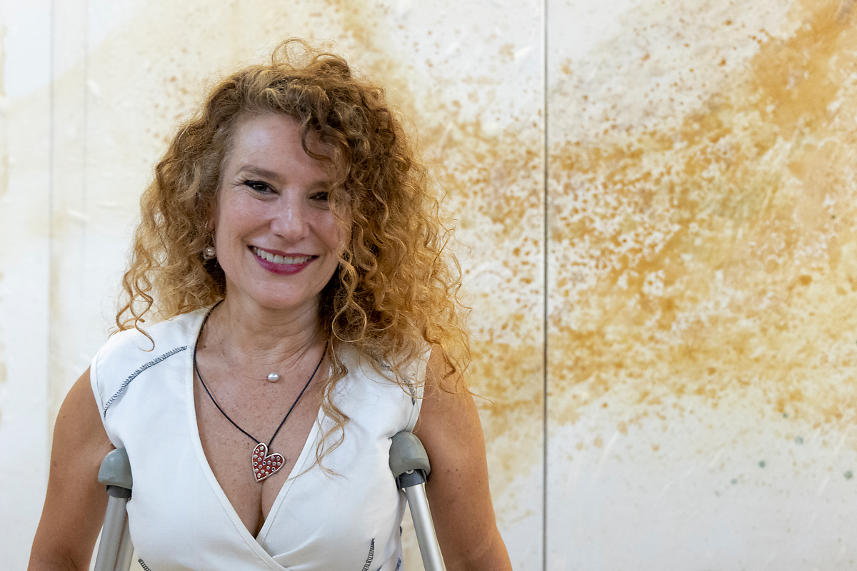 La artista Silvia Zurro durante su intervención en la muestra inaugurada en la Sala de Arte Paraninfo Pablo González Vera.