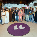 En el centro, el rector Francisco García, la vicerrectora Isabel León y la directora de secretariado Isabel Castells, junto a los y las integrantes de la Camerata Lacunensis en la sede universitaria de Viana 50.