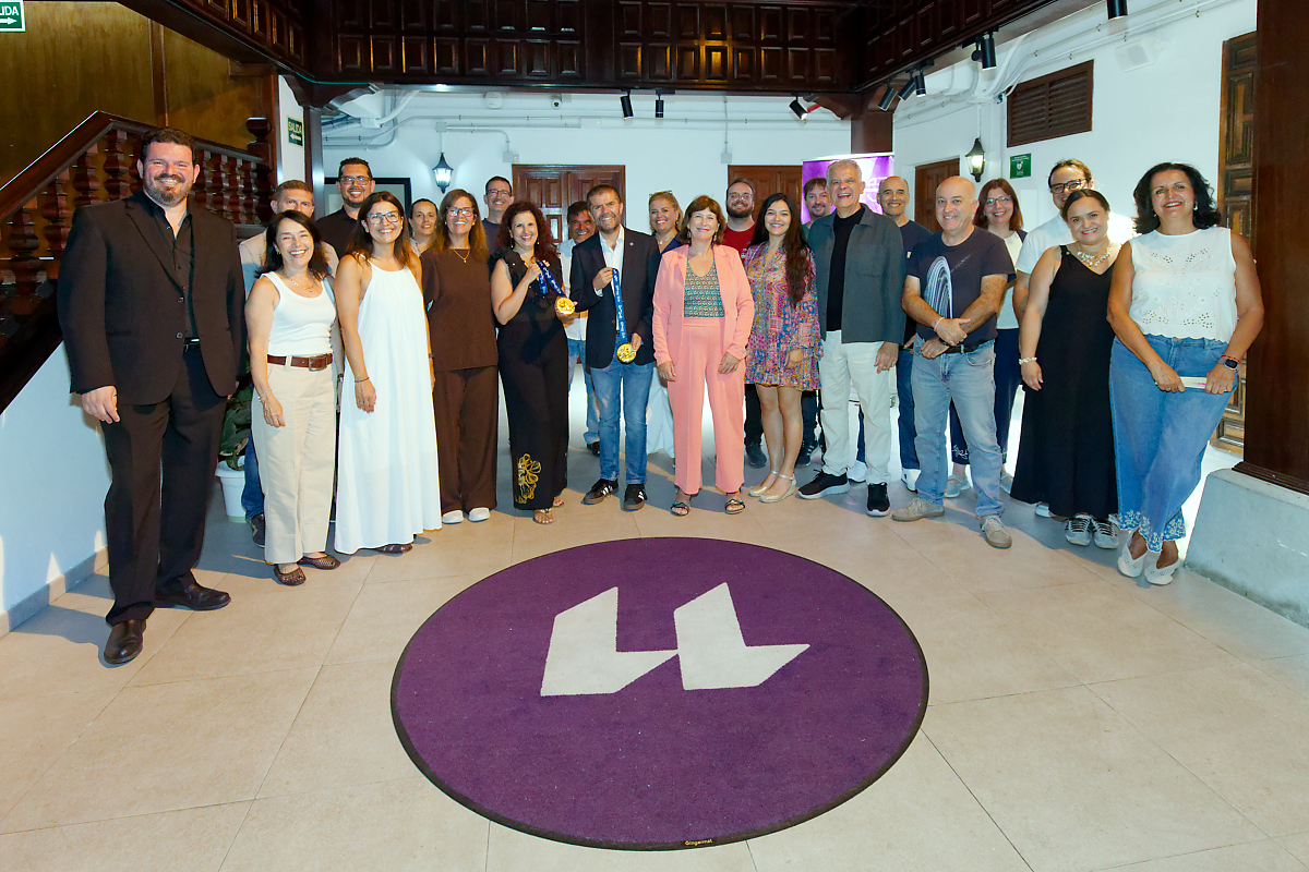 En el centro, el rector Francisco García, la vicerrectora Isabel León y la directora de secretariado Isabel Castells, junto a los y las integrantes de la Camerata Lacunensis en la sede universitaria de Viana 50.
