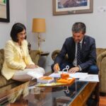 El rector de la ULL, Francisco García, firma la carta de adhesión a la candidatura de Las Palmas de Gran Canaria como Capital Europea de la Cultura 2031 ante la mirada de la alcaldesa Carolina Darias.
