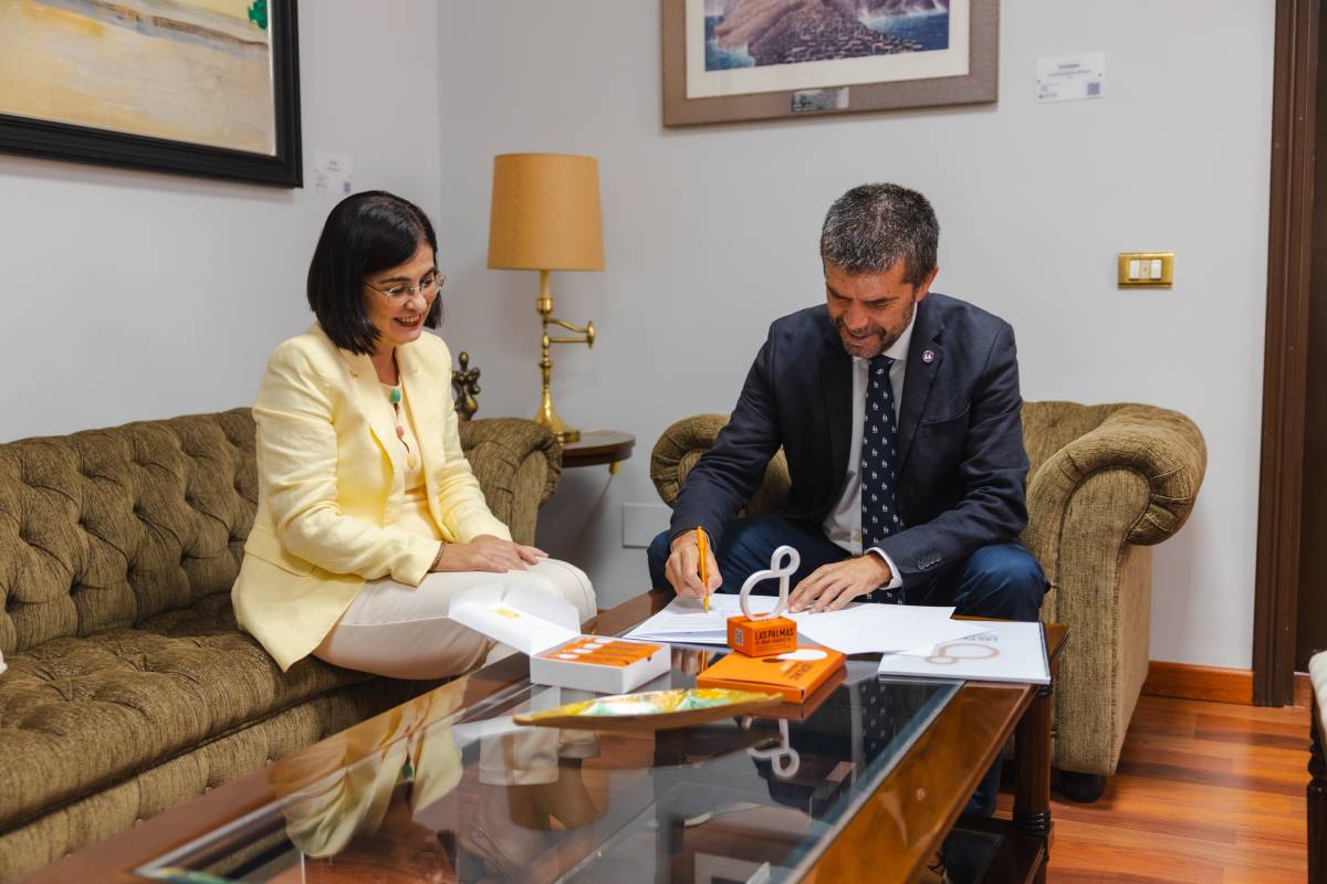 El rector de la ULL, Francisco García, firma la carta de adhesión a la candidatura de Las Palmas de Gran Canaria como Capital Europea de la Cultura 2031 ante la mirada de la alcaldesa Carolina Darias.