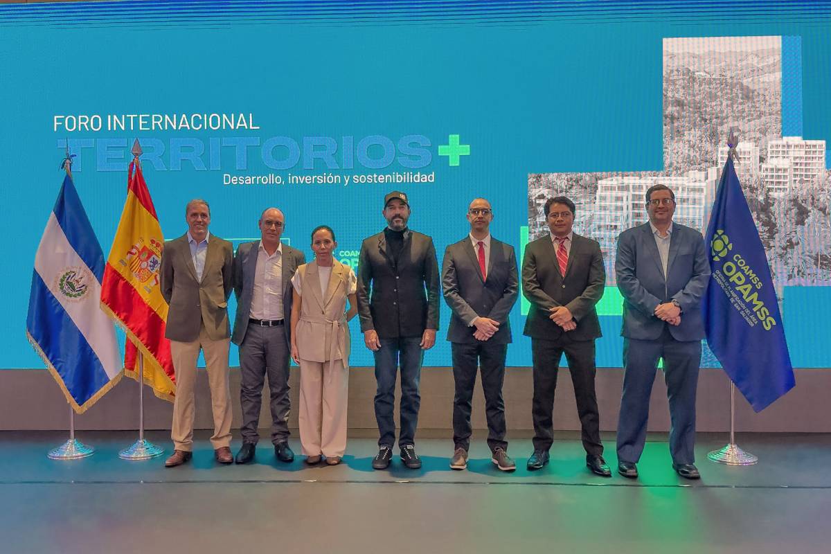 Foto de grupo de los y las ponentes en este congreso sobre desarrollo territorial sostenible celebrado en El Salvador, con la representación de la ULL en el extremo izquierdo de la imagen: Ángel Logo, Adrián García y Yurena González.