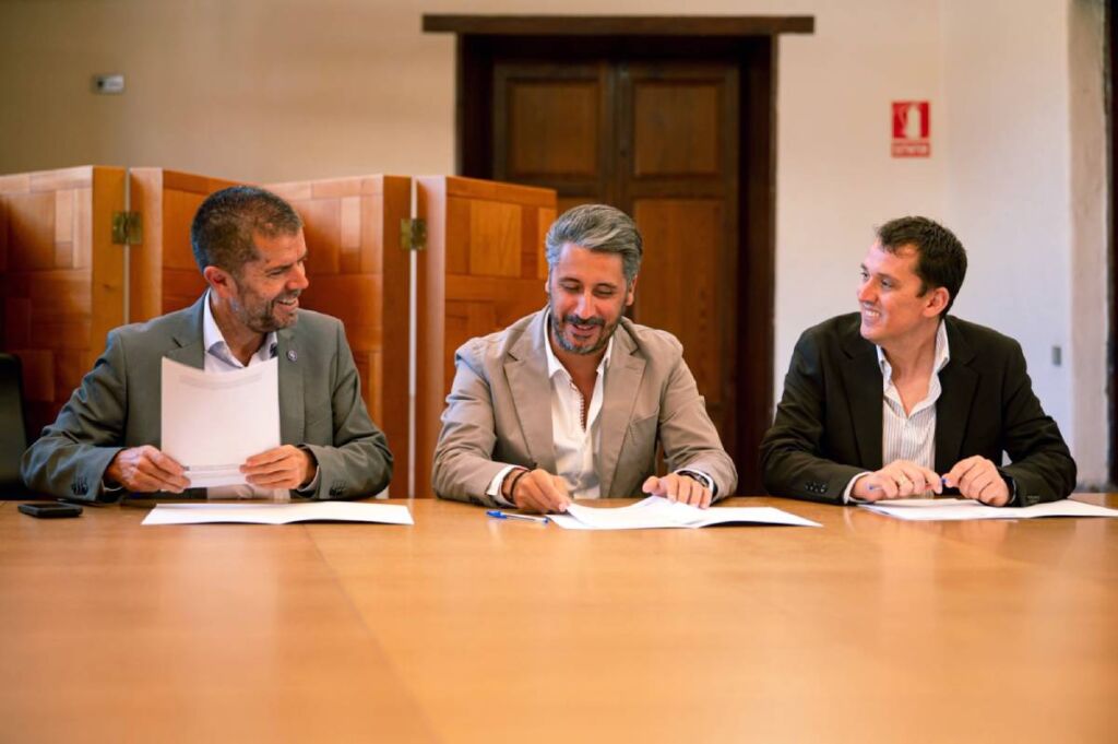 El rector de la ULL, Francisco García: el alcalde de La Laguna, Luis Yeray Rodríguez; y el concejal de Ordenación del Territorio y Vivienda, Adolfo Cordobés, durante la firma que da inicio a este Observatorio Local de la Vivienda.