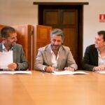 El rector de la ULL, Francisco García: el alcalde de La Laguna, Luis Yeray Rodríguez; y el concejal de Ordenación del Territorio y Vivienda, Adolfo Cordobés, durante la firma que da inicio a este Observatorio Local de la Vivienda.