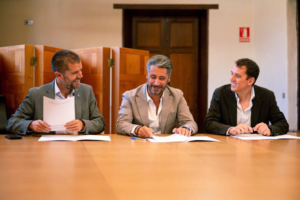 El rector de la ULL, Francisco García: el alcalde de La Laguna, Luis Yeray Rodríguez; y el concejal de Ordenación del Territorio y Vivienda, Adolfo Cordobés, durante la firma que da inicio a este Observatorio Local de la Vivienda.