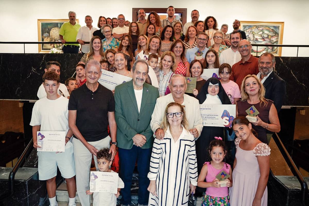 Foto de familia de los grupos ganadores durante la entrega de los Premios de Aprendizaje-Servicio celebrada en el Cabildo de Tenerife el 16 de septiembre.