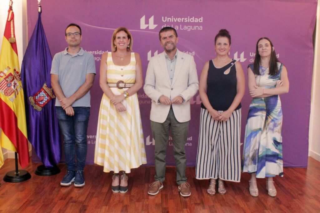 De izquierda a derecha: el profesor Samuel García, la directora generla Gorety Almeida, el rector Francisco García, la vicerrectora Isabel León y la subdirectora Vanessa Santana.