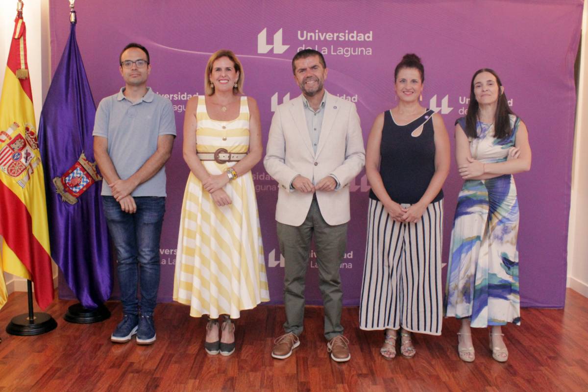 De izquierda a derecha: el profesor Samuel García, la directora generla Gorety Almeida, el rector Francisco García, la vicerrectora Isabel León y la subdirectora Vanessa Santana.