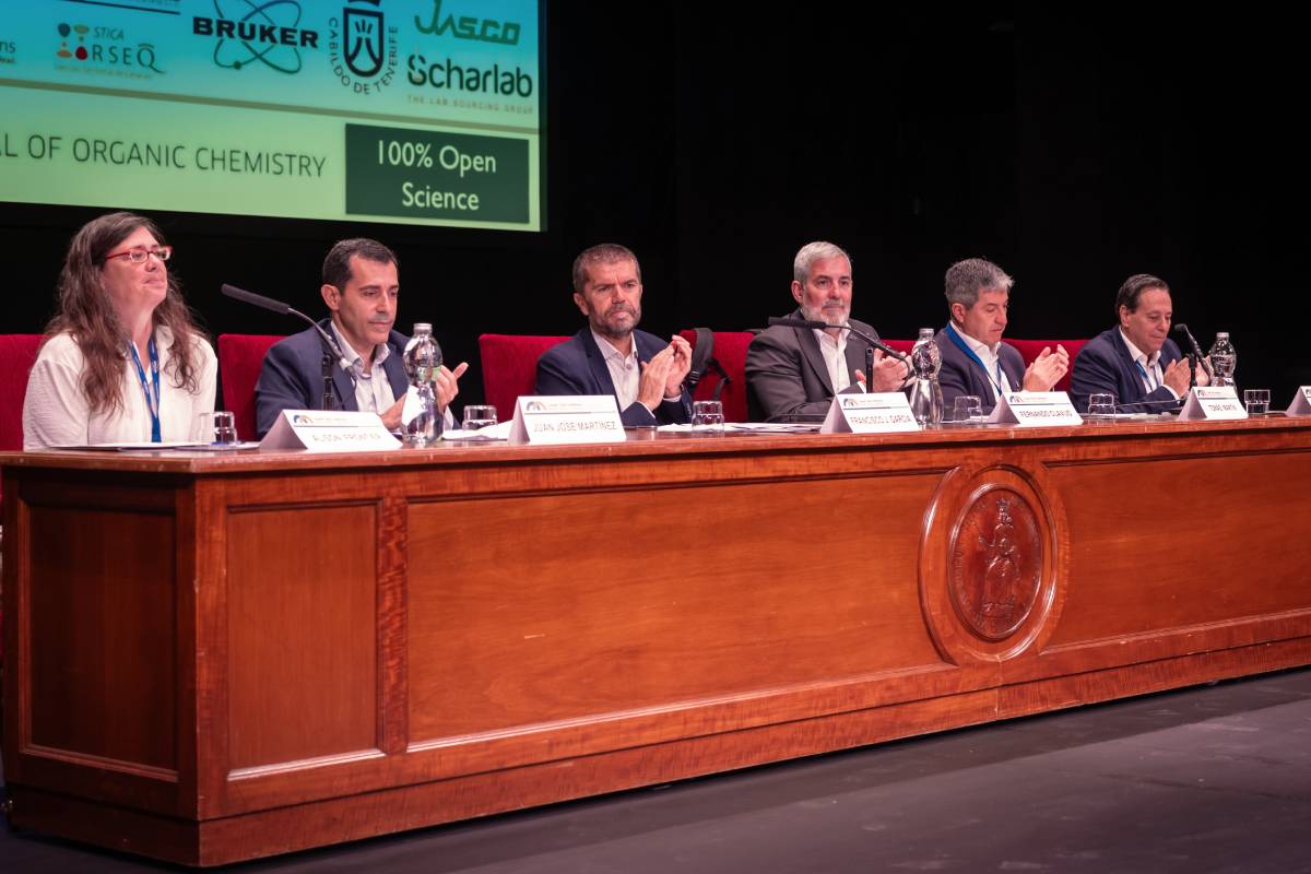 De izquierda a derecha, Alison Forntier (Universidad de Rochester), Juan José Martínez (Cabildo de Tenerife), Francisco García (ULL), Fernando Clavijo (Gobierno de Canarias), Tomás Martín (IPNA) y Juan Ignacio Padrón (IPNA).