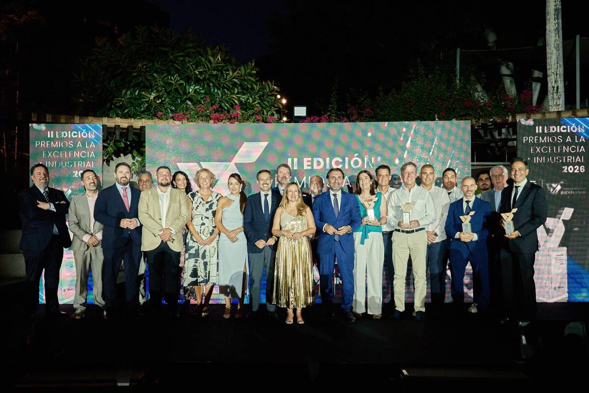 Foto de familia de todas las personas e instituciones galardonadas en estos Premios a la Excelencia Industrial.