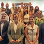 En primera fila, José Carlos Acha, Lope Afonso, Isabel León y Conrado Álvarez, con varios representares de las aulas, cátedras y otros colectivos culturales de la ULL que acudieron a esta reunión en el Cabildo de Tenerife.