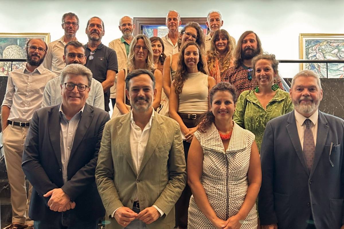 En primera fila, José Carlos Acha, Lope Afonso, Isabel León y Conrado Álvarez, con varios representares de las aulas, cátedras y otros colectivos culturales de la ULL que acudieron a esta reunión en el Cabildo de Tenerife.