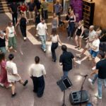 Imagen del taller de swing desarrollado en el vestíbulo de la Facultad de Economía, Empresa y Turismo dentro del programa cultural "Conecta Campus de Guajara".