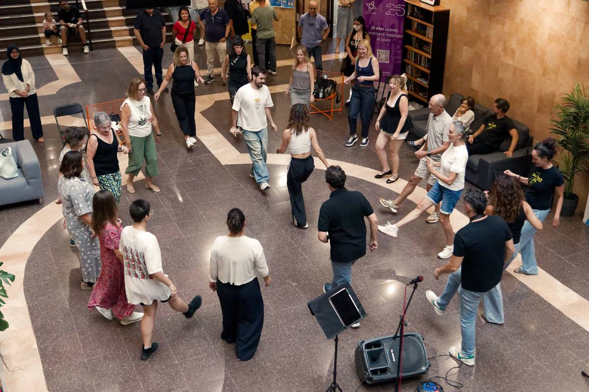Imagen del taller de swing desarrollado en el vestíbulo de la Facultad de Economía, Empresa y Turismo dentro del programa cultural "Conecta Campus de Guajara".